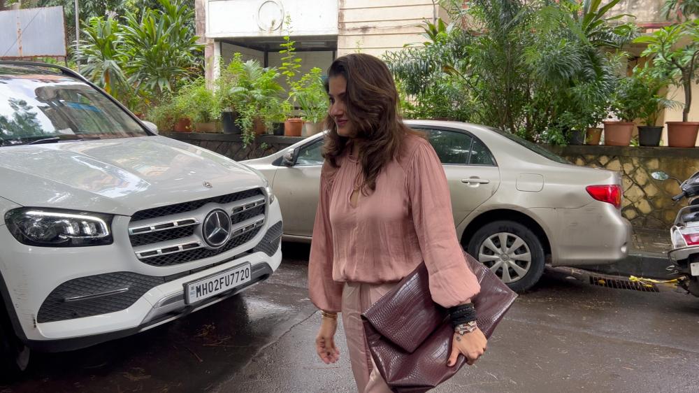 raveena-tandon-was-snapped-at-a-dubbing-studio-in-bandra
